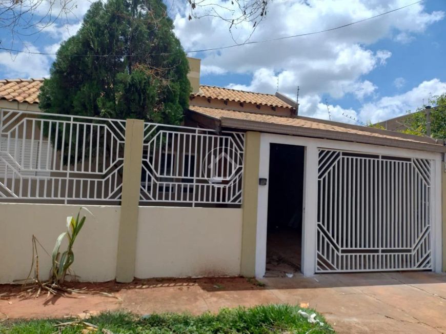 CASA COM 3 QUARTOS SENDO 1 SUITE