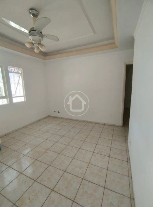 CASA COM 3 QUARTOS SENDO 1 SUITE