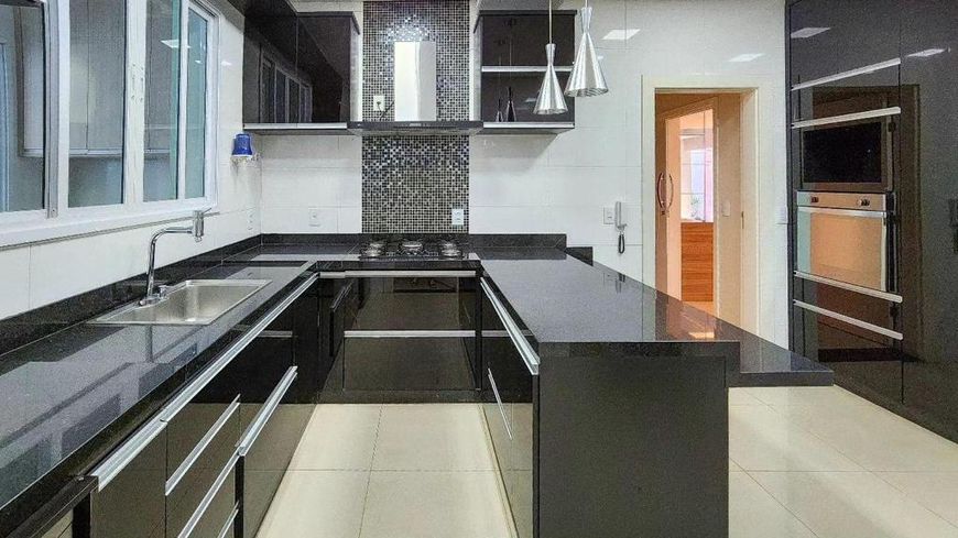 Linda casa com 04 suítes no Dahma I