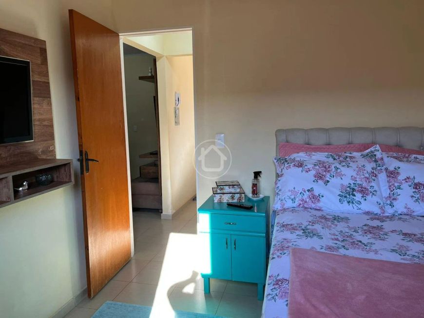 CASA COM AMPLO ESPAÇO