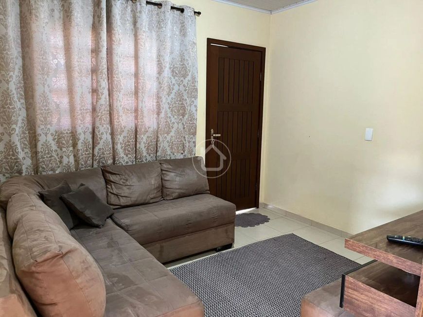 CASA COM AMPLO ESPAÇO