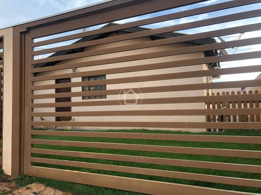 CASA COM AMPLO ESPAÇO