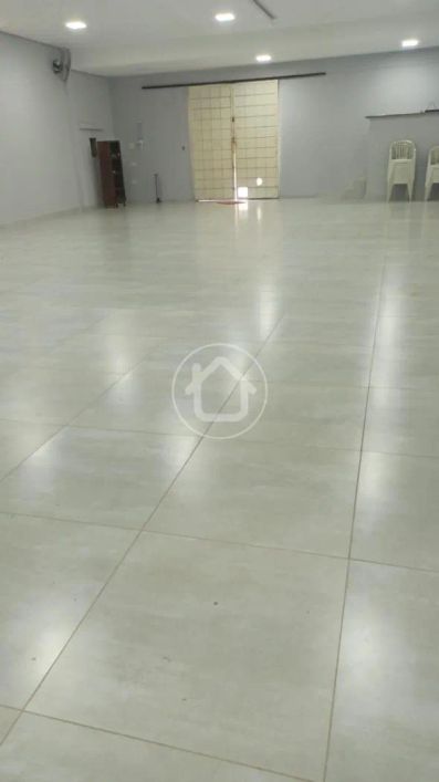 SALÃO COMERCIAL COM CASA NOS FUNDOS