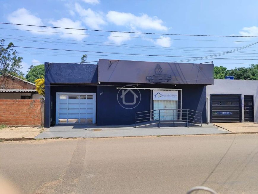 SALÃO COMERCIAL COM CASA NOS FUNDOS