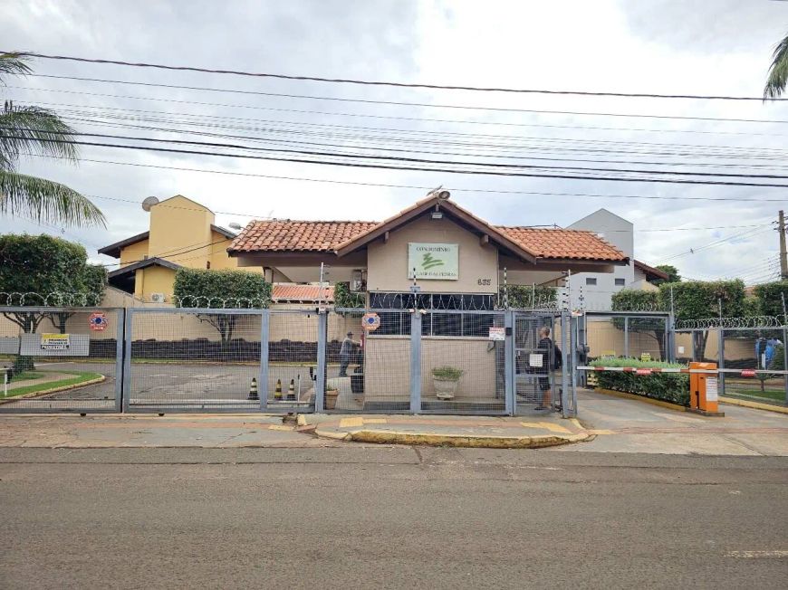 Sobrado à venda em condomínio fechado.