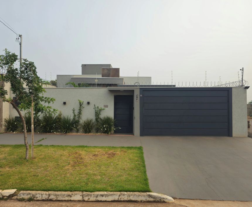 Linda Casa Térrea de Alto Padrão com piscina a venda no bairro Panorama.