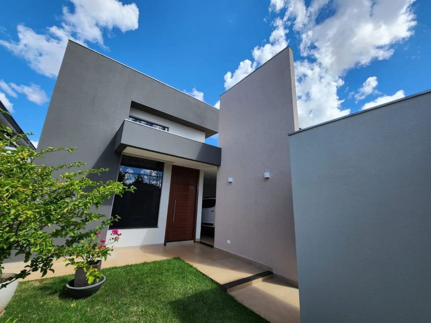Linda Casa no bairro Amambai com piscina aquecida e rica em armários planejados.