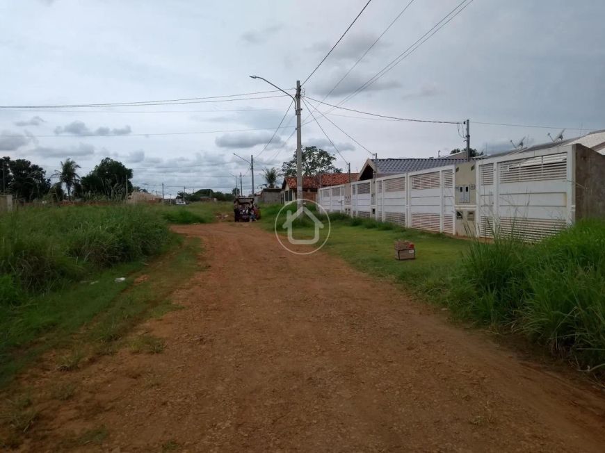 TERRENO MURADO EM U COM ASFALTO