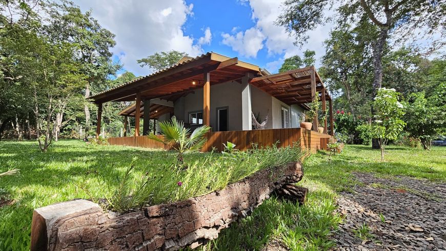 Chácara dos Poderes com casa diferenciada, com muitas árvores frutíferas e muita área verde.