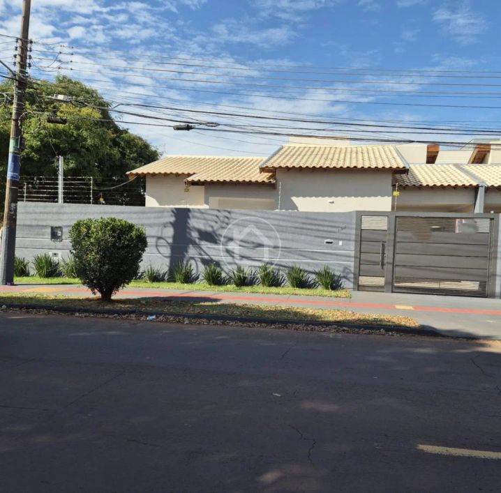 CASA DE ESQUINA COM 3 DORMITORIOS