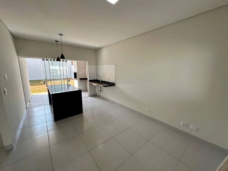 Casa com terreno amplo no colibri