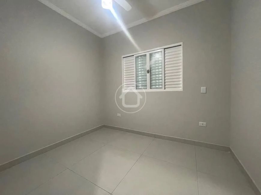 CASA COM AMPLO ESPAÇO BEM LOCALIZADA