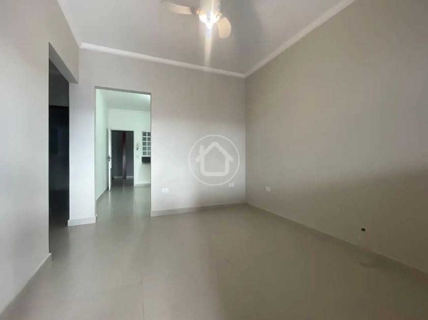 CASA COM AMPLO ESPAÇO BEM LOCALIZADA