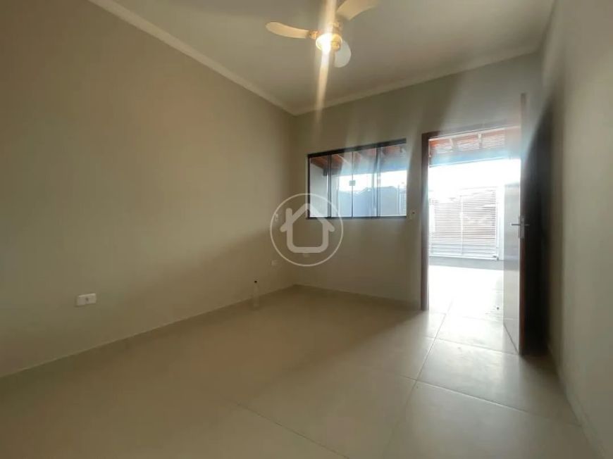 CASA COM AMPLO ESPAÇO BEM LOCALIZADA