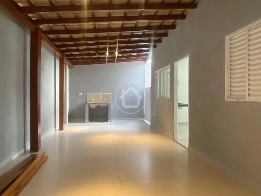 CASA COM AMPLO ESPAÇO BEM LOCALIZADA