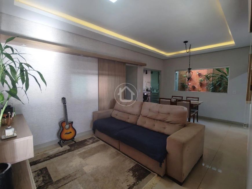 CASA COM 03 DORMITÓRIOS NO JARDIM PANAMÁ