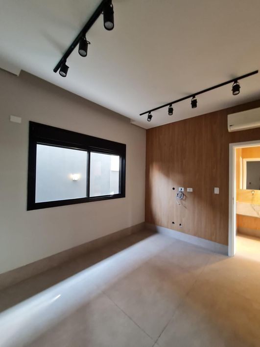 Casa Condomínio com 4 Suítes e 4 Vagas de Garagem - Residencial Damha IV