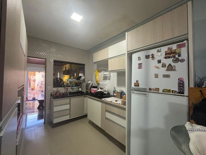 CASA 3 QTOS SENDO 1 SUÍTE COM CLOSET