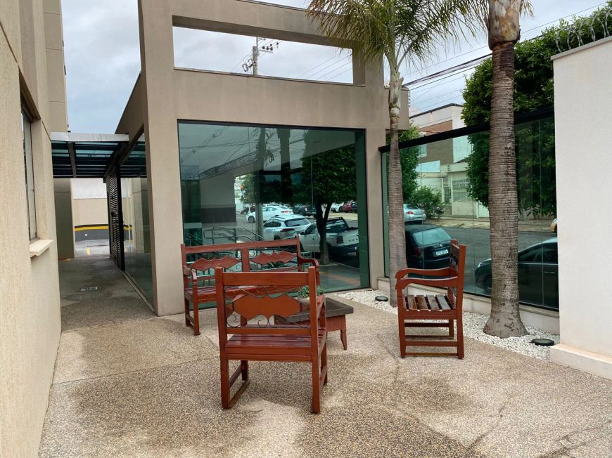 Apartamento reformado, andar alto no bairro São Francisco em Campo Grande - MS