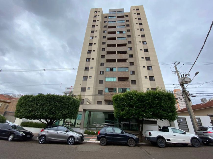 Apartamento reformado, andar alto no bairro São Francisco em Campo Grande - MS