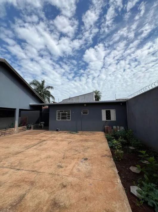 Excelente Casa Térrea com 03 quartos em Terreno Inteiro!