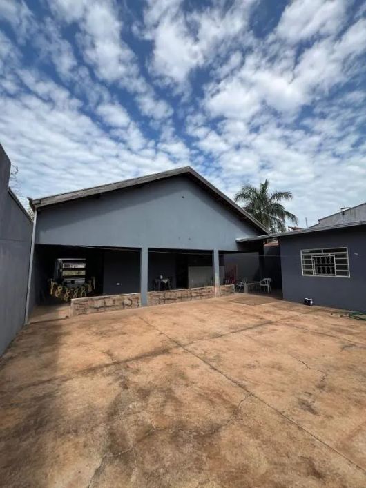 Excelente Casa Térrea com 03 quartos em Terreno Inteiro!