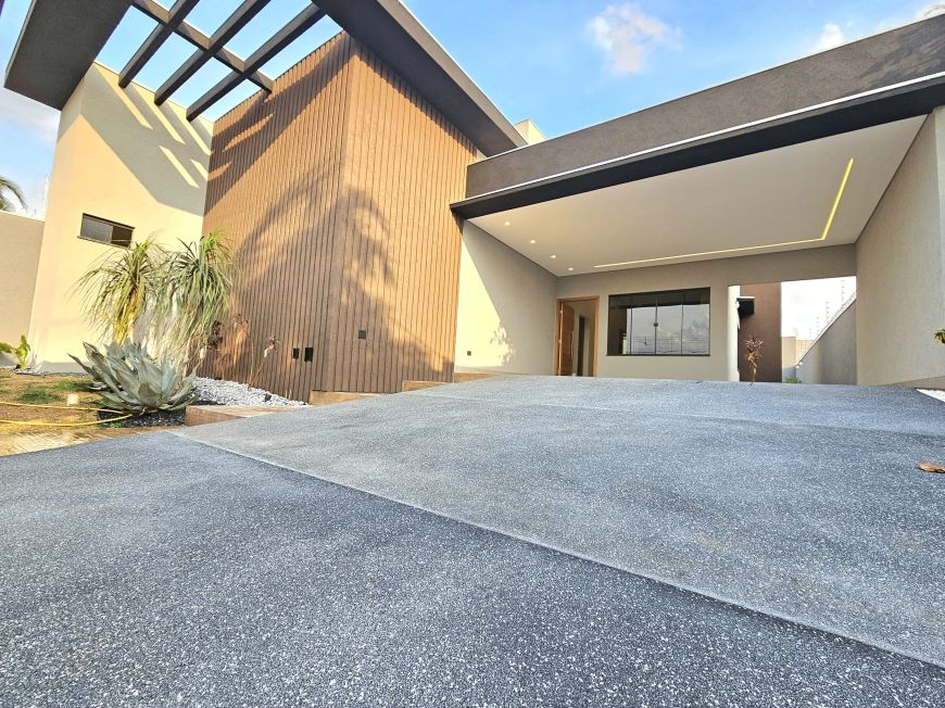 Belíssima Casa térrea nova a venda de Alto Padrão no bairro Rita Vieira.