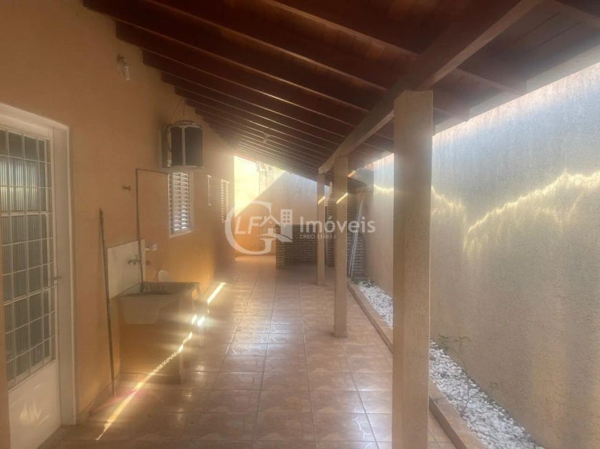 Imperdível oportunidade: Casa à venda em Campo Grande-MS, Tiradentes. 3 quartos, 1 suíte, 2 salas, 1