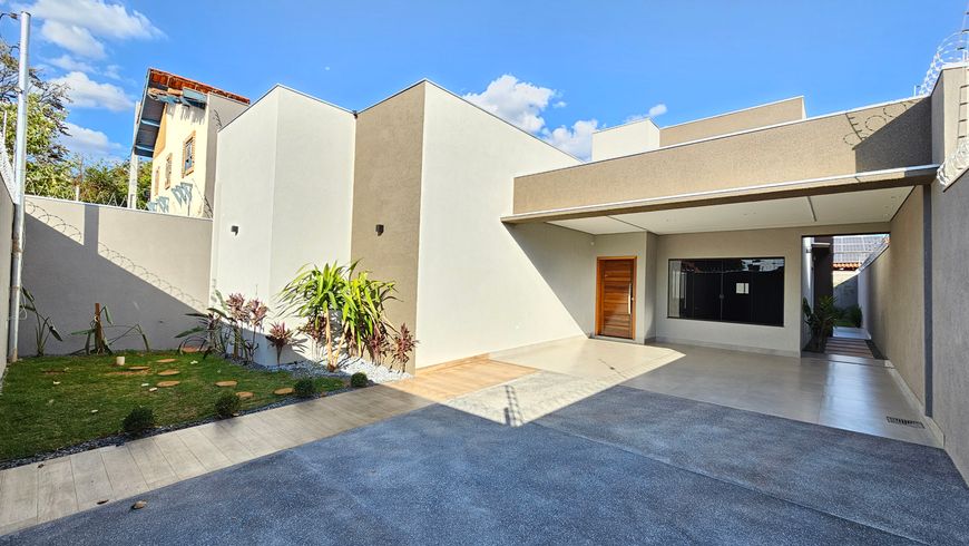 Belíssimo Imóvel novo a venda com piscina, área gourmet e paisagismo no bairro Universitário.