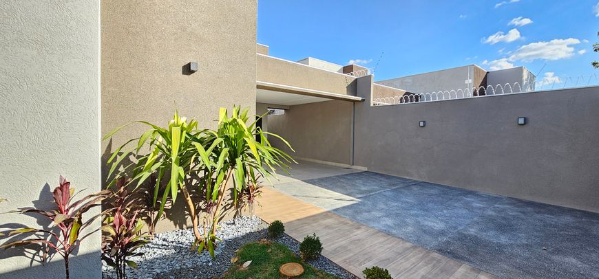 Belíssimo Imóvel novo a venda com piscina, área gourmet e paisagismo no bairro Universitário.