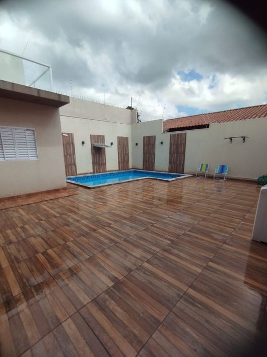 Casa com 2 apartamentos e 1 suite, Parque Res. Maria A Pedrossian