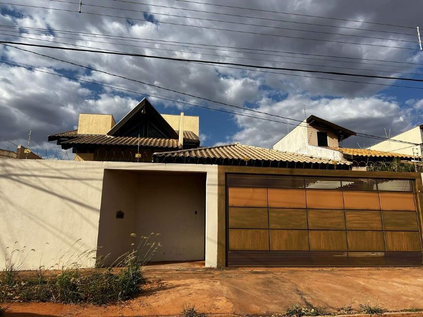 Excelente oportunidade, sobrado amplo com 05 quartos no Rita Vieira.