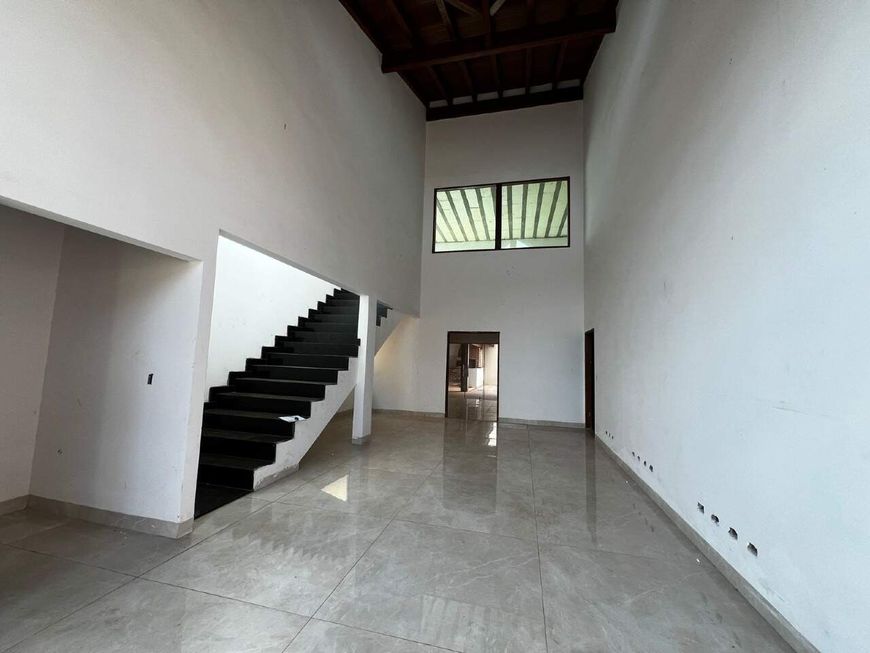 Excelente oportunidade, sobrado amplo com 05 quartos no Rita Vieira.