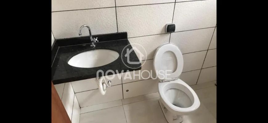 CASA COM VARANDA COBERTA COM UMA SUÍTE E UM QUARTO