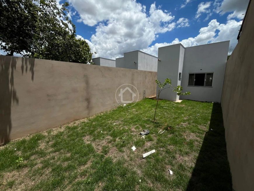 CASA COM TERRENO AMPLO
