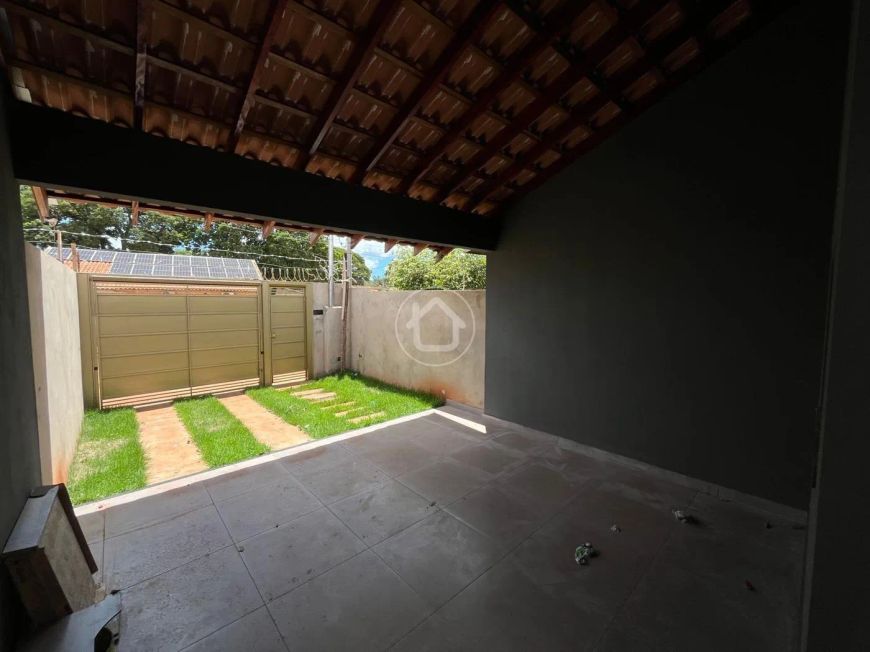 CASA COM TERRENO AMPLO