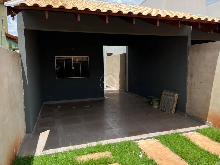 CASA COM TERRENO AMPLO