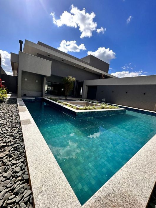 Imóvel novo Exclusivo com fino acabamento no Alphaville III. São 414m² de área construída.