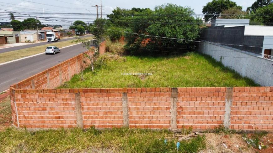 Terreno de esquina na Av principal do Bairro!