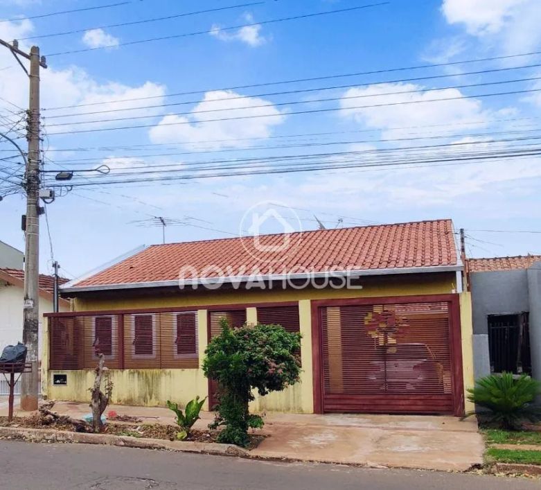 CASA TRÊS QUARTOS SENDO DUAS SUÍTES EM ÓTIMA LOCALIZAÇÃO