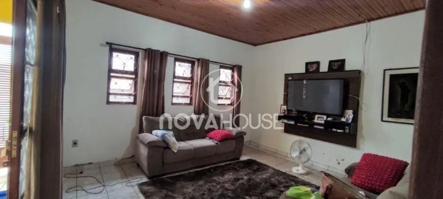 CASA TRÊS QUARTOS SENDO DUAS SUÍTES EM ÓTIMA LOCALIZAÇÃO