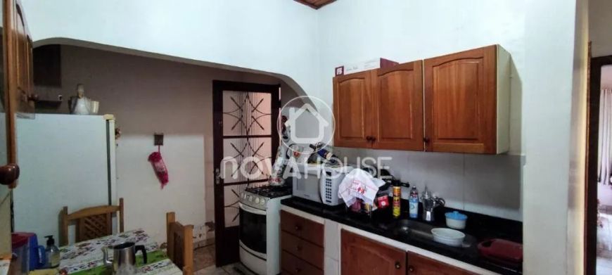 CASA TRÊS QUARTOS SENDO DUAS SUÍTES EM ÓTIMA LOCALIZAÇÃO