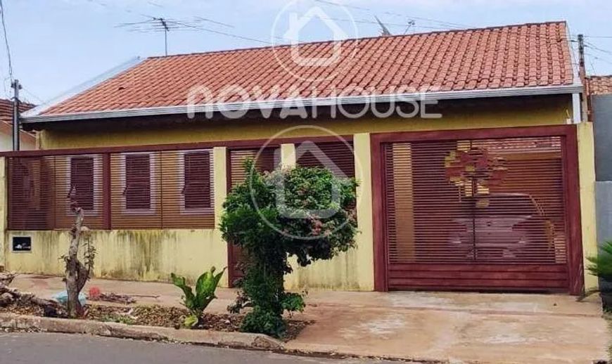 CASA TRÊS QUARTOS SENDO DUAS SUÍTES EM ÓTIMA LOCALIZAÇÃO