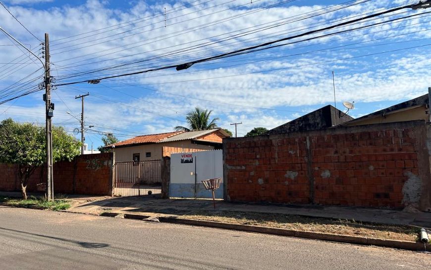 Lote de esquina contendo 02 casas