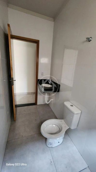 CASA COM 01 SUITE E 01 QUARTO