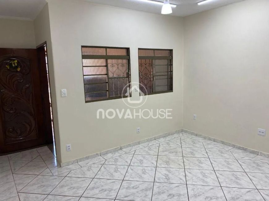 CASA COM 3 DORMITÓRIOS BEM LOCALIZADA
