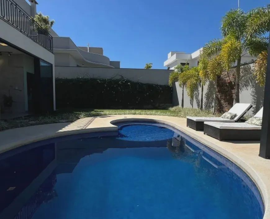 Sobrado a venda no condomínio Alphaville Campo Grande com 3 suítes, hidro e piscina, MS