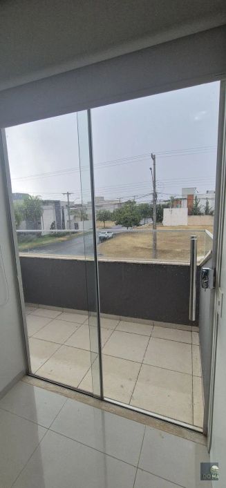 Luxuosa Casa de Esquina no Condomínio Dahma
