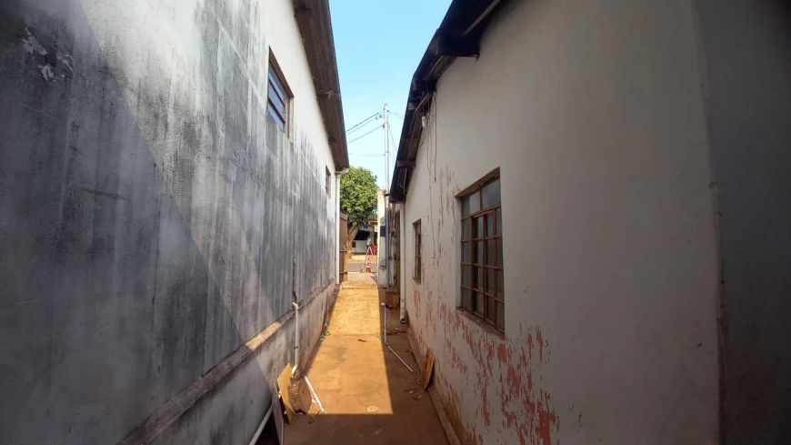 ESQUINA COM CASA E 2 SALÃO COMERCIAL