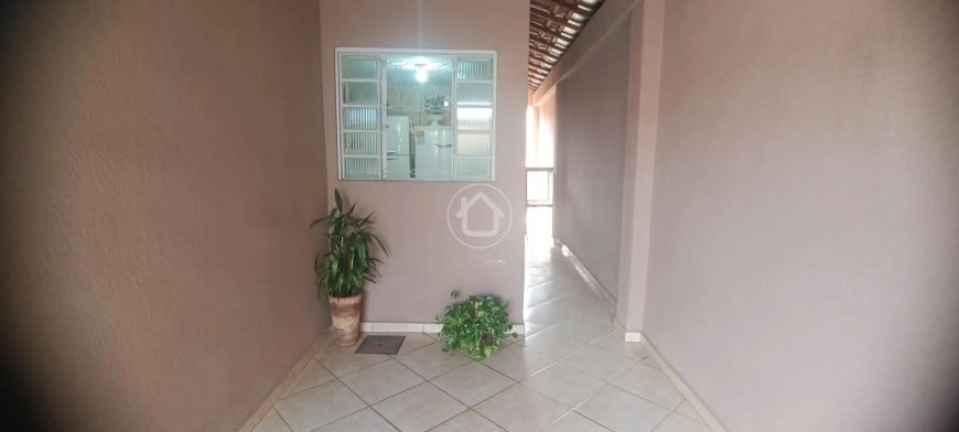 CASA COM 2 QUARTOS E ESPAÇO AMPLO DE LAZER.